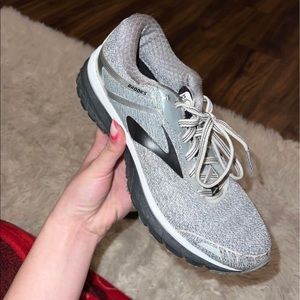 Brooks Size 7.5 running shoes.